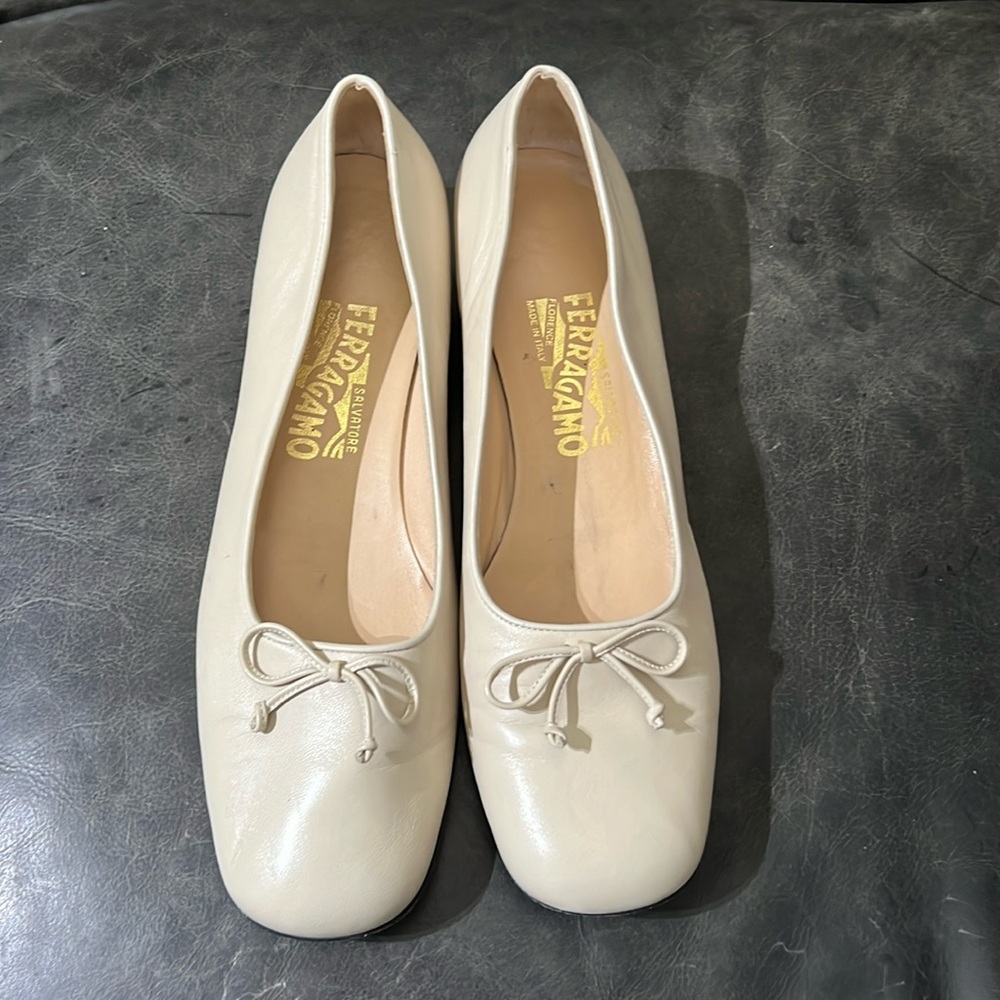 Salvatore Ferragamo Cream Flats Sz 9.5